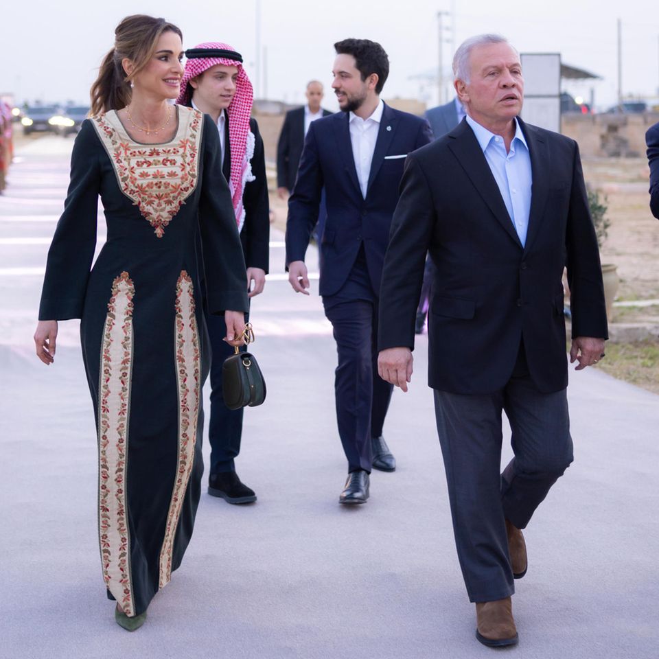 27. März 2024  Königin Rania, König Abdullah, Kronprinz Hussein und Prinz Hashem sind zu Besuch in Al Qastal. An diesem Abend werden sie zusammen mit geladenen Gästen das Fasten brechen. 