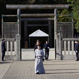 In Kashihara besichtigt Prinzessin Aiko das Mausoleum von Kaiser Jinmu. 