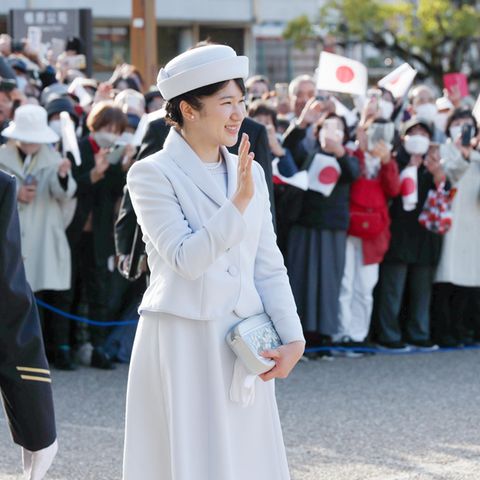 27. März 2024  Am zweiten Tag ihrer Solo-Reise kann sich Prinzessin Aiko über einen herzlichen Empfang bei der Ankunft am Bahnhof Kashihara Jingu-Mae in Kashihara, Präfektur Nara, freuen. Die japanische Royal winkt fröhlich der wartenden Menschenmenge zu. 