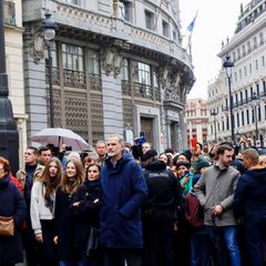 30. März 2024 Es ist ein regnerischer Tag in Madrid, die Menge vor der Kirche Las Calatravas ist trotzdem riesengroß. Und mittendrin stehen auch uns ganz bekannte Gesichter, die die "El Encuentro"-Prozession verfolgen wollen.