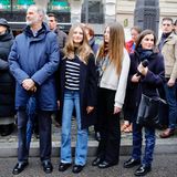 Lässig und gut gelaunt zeigen sich König Felipe, seine Töchter und Königin Letizia im dunkelblauen Familienstyle. Besonders die Jeans-Looks von Leonor und Letizia wirken herrlich normal.
