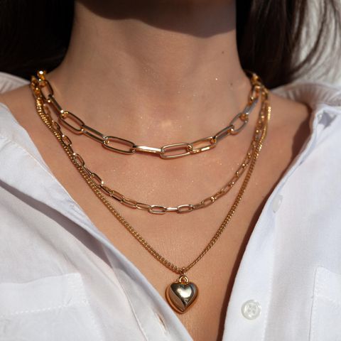Deals des Tages: Frau trägt goldene Halsketten 1.5004