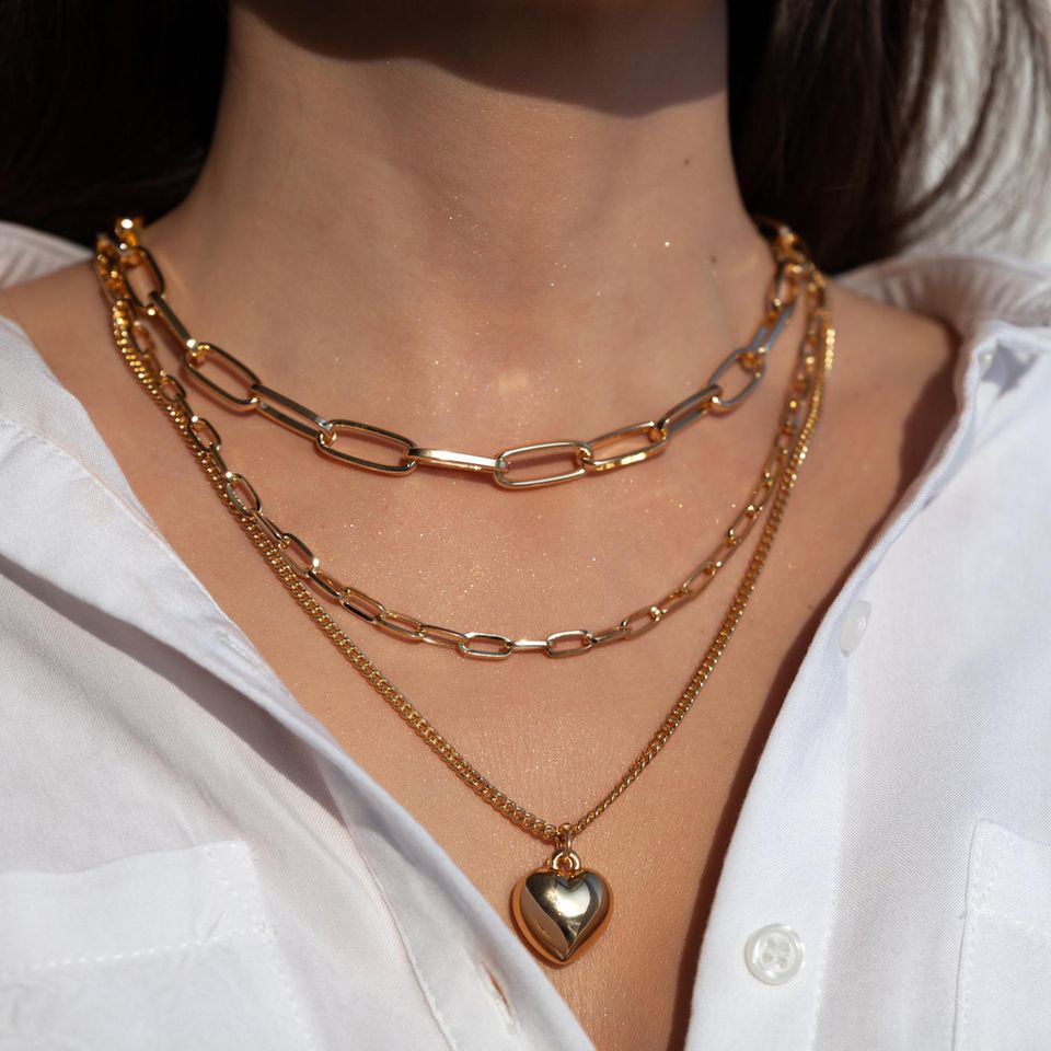Deals des Tages: Frau trägt goldene Halsketten