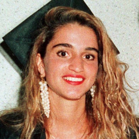 1991 macht Rania ihren Abschluss an der American University in Kairo. Schon damals war sie eine absolute Naturschönheit. Mit blondierten Haaren und roten Lippen feiert sie bei der Abschlusszeremonie ihrer Universität. 