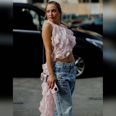 Sexy in glitzernder Wide-Leg-Jeans: Das französische Model und It-Girl Carla Ginola trägt den Trend bereits selbstbewusst.