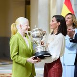 Royaler Terminkalender 2024: Königin Letizia mit Pokal und König Felipe an ihrer Seite