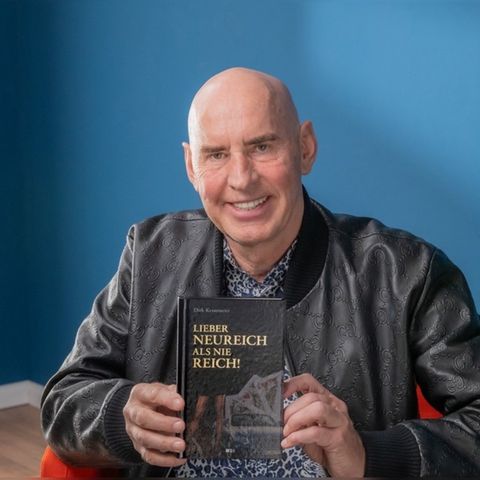 Der Unternehmer Dirk Kessemeier mit seinem Buch "Lieber neureich als nie reich".