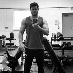 "Legday" schreibt Liam Hemsworth zu diesem Gym-Selfie, doch alles, wofür wir Augen haben, sind die Arme des Schauspielers. Der Australier postet einen Rückblick zu den Vorbereitungen seines neuen Films "Land of Bad" und macht deutlich – für den hat der ohnehin schon muskulöse 1,90-Meter-Mann sich nochmal ordentlich Muckis drauf geschafft. Einfach ein Hingucker der Liam!