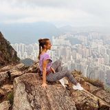 Was für ein Ausblick! Annemarie Carpendale posiert vor der beeindruckenden Kulisse Hongkongs. Das Meer aus Wolkenkratzern kann man vom Lion Rock aus besonders gut bestaunen.