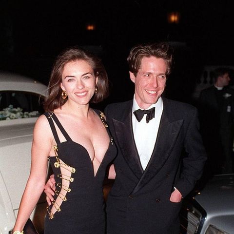 Im offenherzigen Versace-Kleid war Elizabeth Hurley 1994 ein absoluter Hingucker, als sie Hugh Grant zur Premiere seines Films