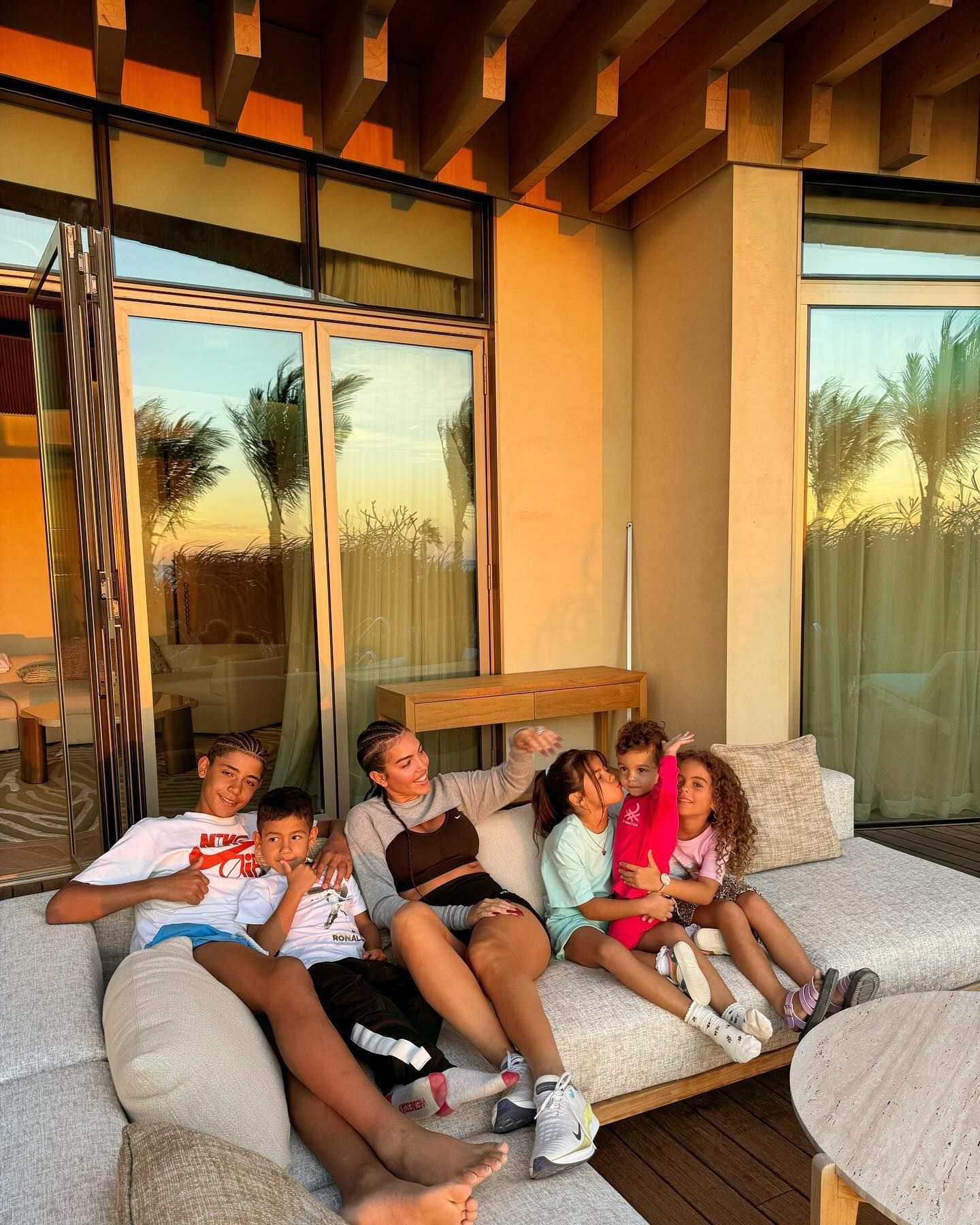7. März 2024 Den Sonnenuntergang mit Blick aufs Meer genießt Georgina Rodríguez mit ihren Kids und Cristiano Ronaldo, der für das Familienfoto seiner Liebsten hinter der Kamera steht. "Traumhaft" finden das die Fans auf Instagram und senden dem Paar zahlreiche virtuelle Herzen zu.