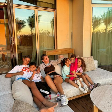 7. März 2024  Den Sonnenuntergang mit Blick aufs Meer genießt Georgina Rodríguez mit ihren Kids und Cristiano Ronaldo, der für das Familienfoto seiner Liebsten hinter der Kamera steht. "Traumhaft" finden das die Fans auf Instagram und senden dem Paar zahlreiche virtuelle Herzen zu.