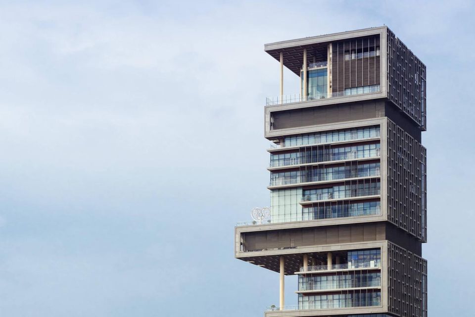 Antilia thront mit seinen 27 Stockwerken über der Skyline von Mumbai