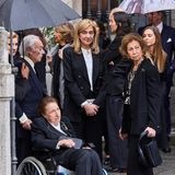 Königin Sofia, Prinzessin Margarita, Carlos Zurita, Prinzessin Infanta Cristina und weitere Trauergäste stehen nach der Gedenkfeier vor der Kapelle. 