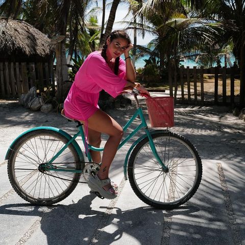 Sarah Engels macht mit ihrer Familie Urlaub in Mexiko. Nicht nur am Strand lässt es sich die Sängerin gut gehen, auch sportliche Einheiten auf dem Rad dürfen nicht fehlen. Im pinkfarbenen Signallook ist sie dabei auch nicht zu übersehen. Ihr Kleid ist aber nicht das einzige Hingucker-Piece. Sie trägt die Mega Crush Sandalen von Crocs. 