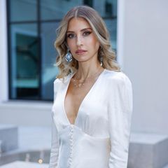 Cathy Hummels posiert in einem eleganten Outfit