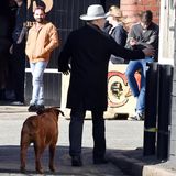 8. April 2024 Wer schlendert hier mit Hut und Hund die Straße vor einem Club in Liverpool entlang? Wie man auf dem nächsten Bild sehen kann, ist der Herr kein Unbekannter...
