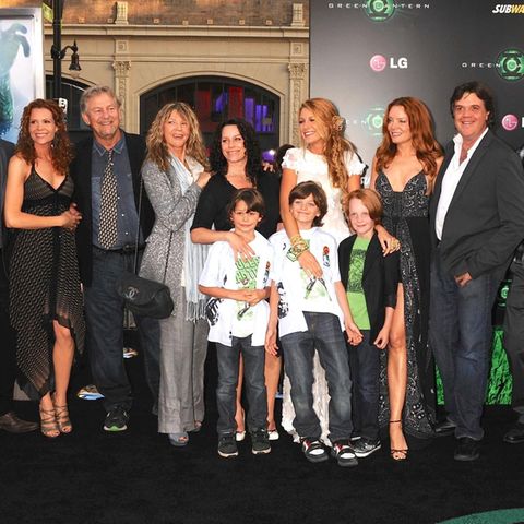 V.l.n.r.: Blake Lively mit ihrer Familie, Halbschwester Robyn Lively, Papa Ernie Lively (2021 verstorben), Mama Elaine Lively, Halbschwester Lori Lively (rote Haare) und Halbbruder Jason Lively (rechts außen).
