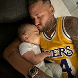 Im vergangenen Herbst kam Mavie zur Welt, nun teilt Neymar ein neues Foto mit seiner niedlichen Tochter auf Instagram. Liebevoll gibt der Fußballstar der Kleinen einen Kuss auf die Stirn, während sie sich an ihren Papa kuschelt. 