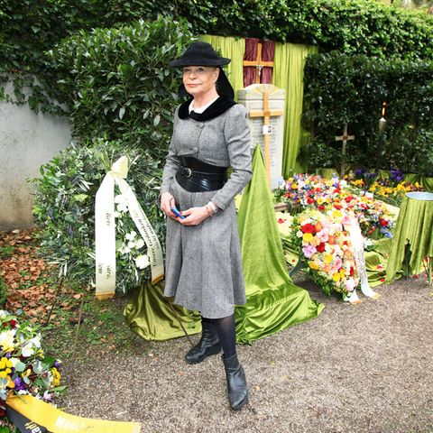 Barbara Engel steht am Grab von Fritz Wepper.