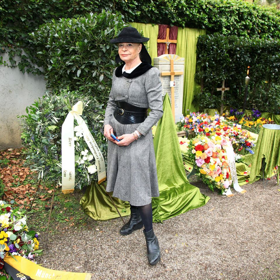 Barbara Engel steht am Grab von Fritz Wepper.