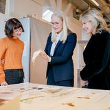 Gemeinsam mit Ingrid Hopland Gimse und Anne Lindboe schaut sich Prinzessin Mette-Marit interessiert dieTextildrucke an. 