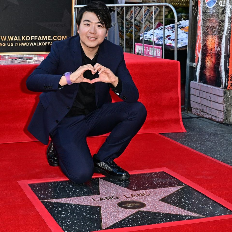Der chinesische Pianist Lang Lang ist mit einem Stern auf dem Hollywood Walk of Fame geehrt worden.