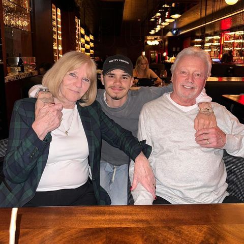 10. April 2024  Wie wir es von den Beckhams gewohnt sind, ist auch Romeo ein absoluter Familienmensch. Kein Wunder also, dass er sich über eine Verabredung mit seinen Großeltern freut und ein Foto vom gemeinsamen Treffen auf Instagram teilt. 