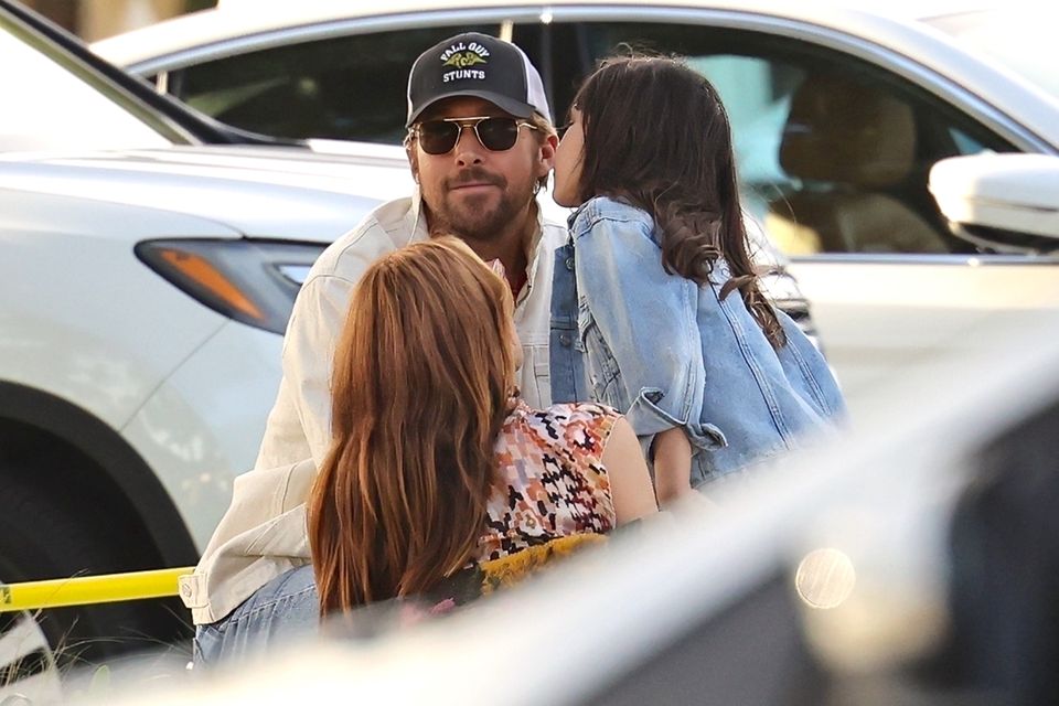 Ryan Gosling mit seiner Tochter und Eva Mendes in einem Park im kalifornischen Santa Barbara Ende Januar 2024.