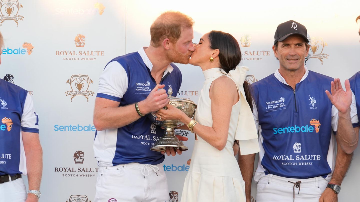 Prinz Harry + Herzogin Meghan: Wieder gibt es einen Kuss zur Polo-Troph&auml;e