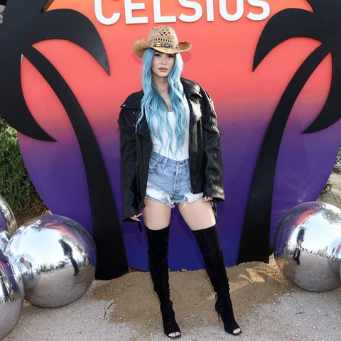 Megan Fox mit blauem Haar beim Coachella.