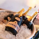 Für die glamouröse GALA-Party kommt natürlich nur der edelste Tropfen ins Glas. Der Champagner des französischen Unternehmens Pommery hielt die Gäst:innen den ganzen Abend bei prickelnder Laune. 