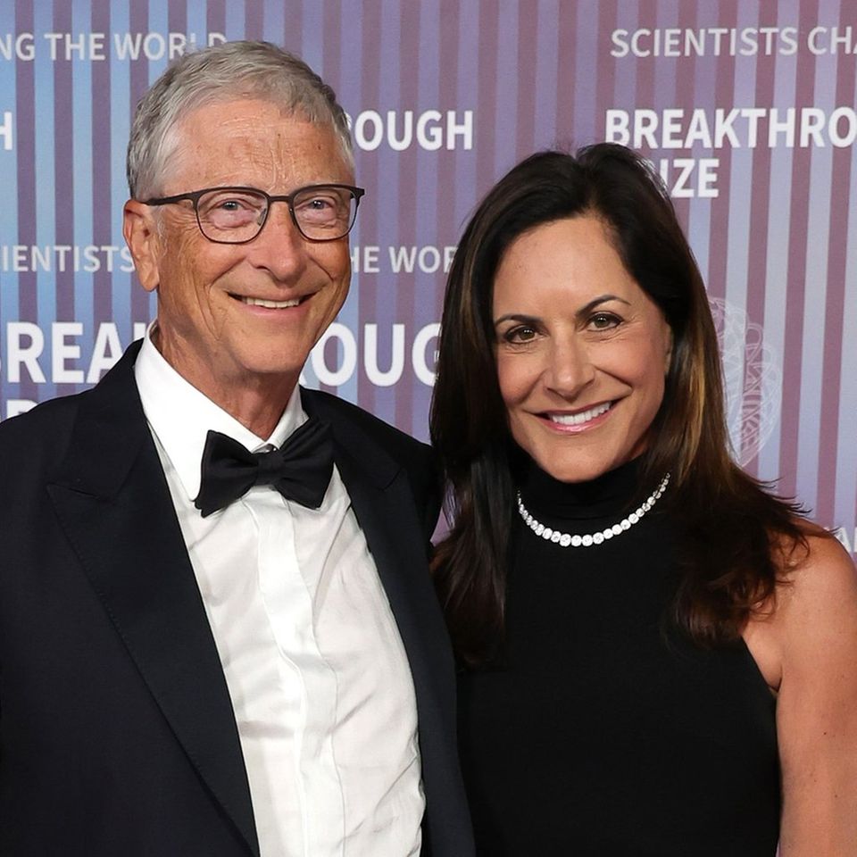 Strahlend und Arm in Arm posierten Bill Gates und Paula Hurd in Los Angeles.
