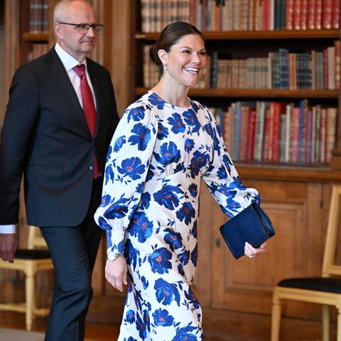Prinzessin Victoria verleiht hier nicht nur gut gelaunt Goldmedaillen an Milchbauern, sondern der Veranstaltung im Stockholmer Schloss mit ihrem blau-weiß-floralen Retro-Dress auch eine sommerlich-schöne Stimmung. 