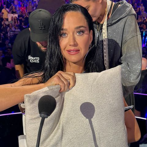 Während einer Liveshow gerät Katy Perry in eine peinliche Situation.