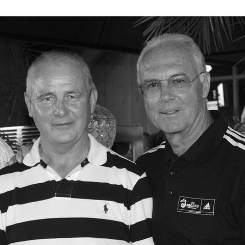 Bernd Hölzenbein (l.) und sein Kapitän von 1974, Franz Beckenbauer. Beide weilen seit diesem Jahr nicht mehr unter uns.