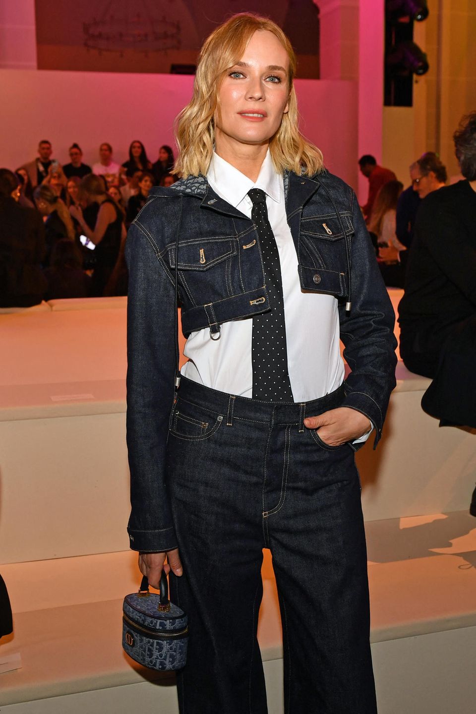 Im lässigen Denim-Look nimmt Diane Kruger in der Front Row von Dior Platz.