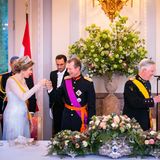 Nach einer Begrüßungsrede stößt das belgische Königspaar mit seinen Staatsgästen auf einen unterhaltsamen Abend an. 