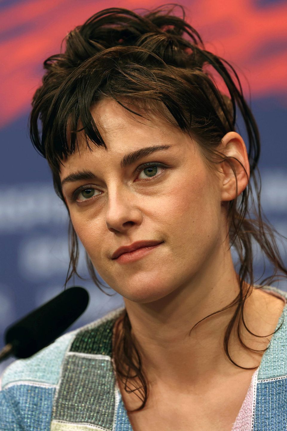 Kristen Stewart erlangte ab 2008 als blass-zarte Bella Swan in den "Twilight"-Filmen Weltruhm, eine Rolle, von der sie sich längst gelöst hat, ihre Ausstrahlung ist mittlerweile ernsthaft und beeindruckend charaktervoll.