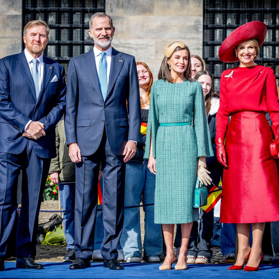 17. April 2024  Mit einer Begrüßungszeremonie auf dem Dam-Platz starten König Felipe und Königin Letizia an der Seite des niederländischen Königspaares ihren offiziellen Staatsbesuch in Amsterdam. 