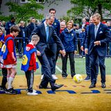 Für König Felipe und König Willem-Alexander geht es danach weiter zum "Sportnachmittag", organisiert von der Cruyff Foundation. Hier können die Könige ihr Fußballtalent unter Beweis stellen. 