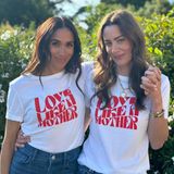 Herzogin Meghan unterstützt ihre beste Freundin Kelly McKee Zajfen, Mitbegründerin der "Alliance of Moms", mit ganzem Herzen. Gemeinsam präsentieren sie die 'Love Like A Mother'-Shirts, um die besondere Muttertagskampagne der Stiftung in den Fokus zu rücken. Doch dahinter steckt mehr: Die Erlöse des Verkaufs kommen jungen Eltern in Pflegefamilien und ihren Kindern zugute. Modisch für den guten Zweck — als zweifache Mutter scheint die Frau von Prinz Harry für diese Botschaft richtig zu brennen. 