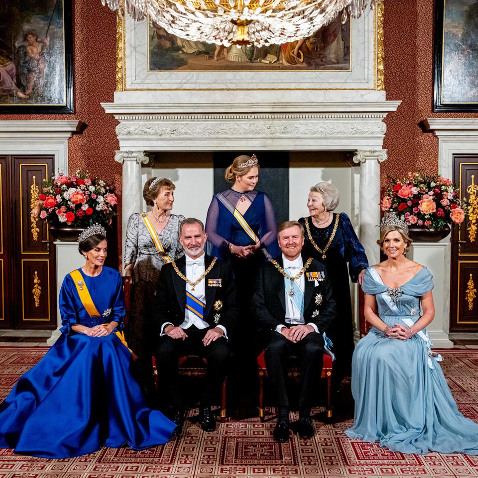 Prinzessin Margriet, Prinzessin Amalia, Prinzessin Beatrix, Königin Letizia, König Felipe, König Willem-Alexander und Königin Máxima am 17. April 2024 beim Staatsbankett im Königlichen Schloss in Amsterdam im Rahmen des Staatsbesuchs des spanischen Königspaares in den Niederlanden.