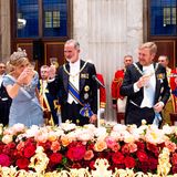 Die Royals heben ihre Gläser und stoßen fröhlich an. Beim anschließenden Dinner genießen König Felipe und Königin Letizia den ersten Abend mit ihren royalen Gastgebern in Amsterdam. 