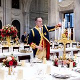 Während die Royals ihre Gäste begrüßen, werden im Festsaal die Kerzen für das große Bankett angezündet. 