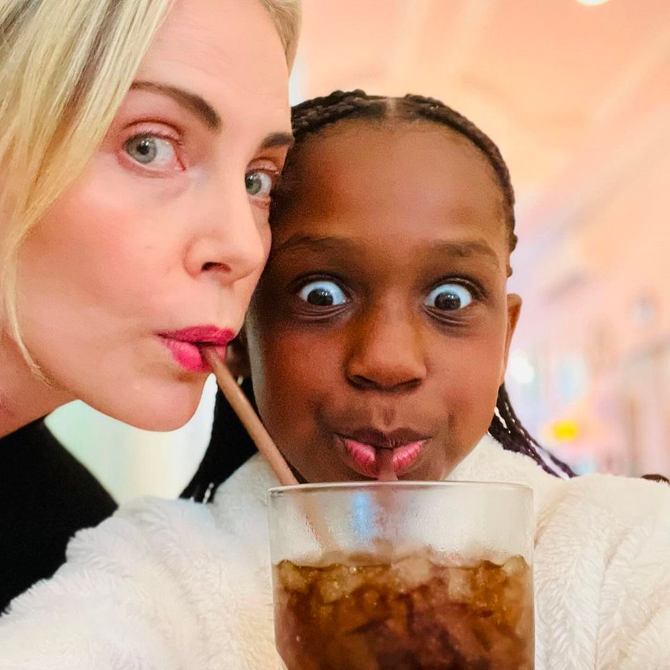 Happy Hour: Charlize Theron mit Tochter August