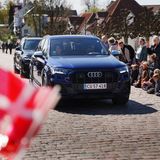Gegen Mittag fahren Königin Mary und König Frederik mit dem Wagen vor, um Margrethe auf Schloss Fredensborg persönlich zu gratulieren. 