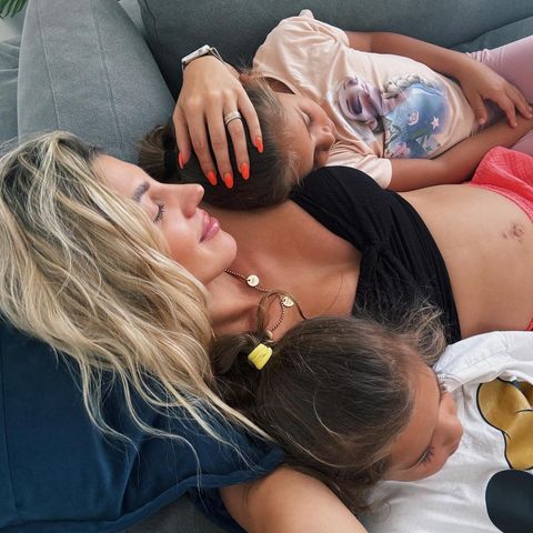 Sarah Harrison zeigt sich auf Instagram im Kuschelmodus! Zusammen mit ihren Töchtern Mia und Kyla hat es sich die schwangere Influencerin auf dem Sofa gemütlich gemacht und genießt die kostbare Familienzeit. "Meine Mädchen" schreibt sie mit einem pinken Herz-Emoji dazu. 