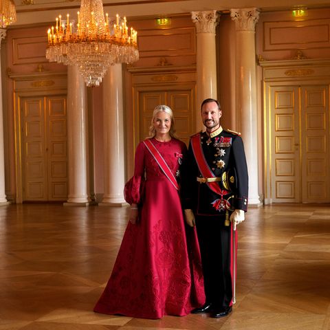 18. April 2024  Am Donnerstag veröffentlicht der norwegische Palast den Jahresbericht 2023 der Königsfamilie auf seiner Homepage. Dabei dürfen sich die interessierten Leser:innen des Berichts gleich auf den ersten Seiten über ein bisher unveröffentlichtes Porträt des Kronprinzenpaares freuen. Prinzessin Mette-Marit steht in einem eleganten roten Kleid neben Prinz Haakon, der in Uniform für den Fotografen lächelt. Aufnahmedatum des schönen Fotos ist jedoch unbekannt. 