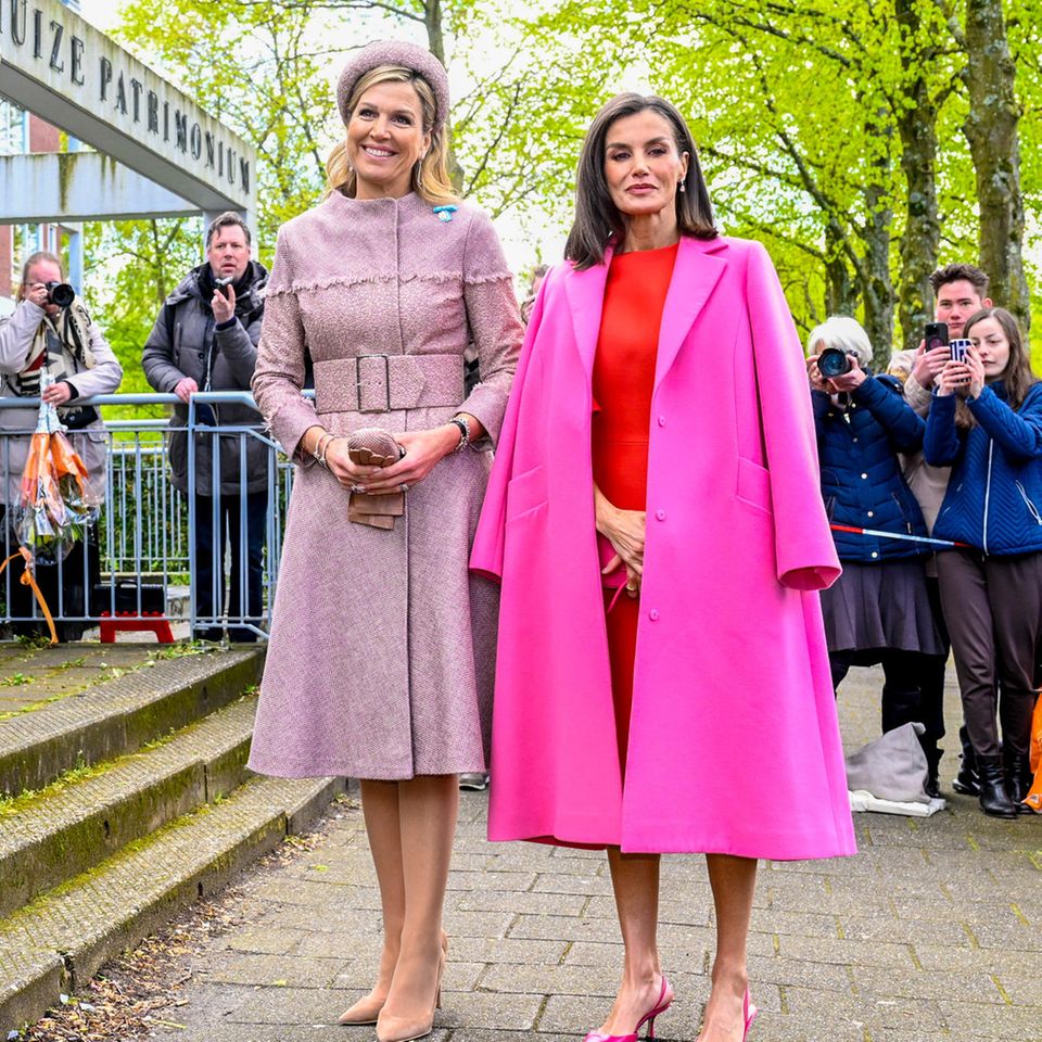 Der Staatsbesuch von Königin Letizia in den Niederlanden ist in vollem Glanze. Nachdem Königin Máxima Letizia am Vortag in strahlendem Rot begrüßt, zieht nun die spanische Königin mit dem leuchtenden Farbton alle Blicke auf sich. Anders als Máxima, die das Rot von Kopf bis Fuß trug, schafft Königin Letizia mit einem knallpinken Mantel, der lässig über den Schultern liegt, einen aufregenden Farbkontrast, der direkt Lust auf Sommer macht.